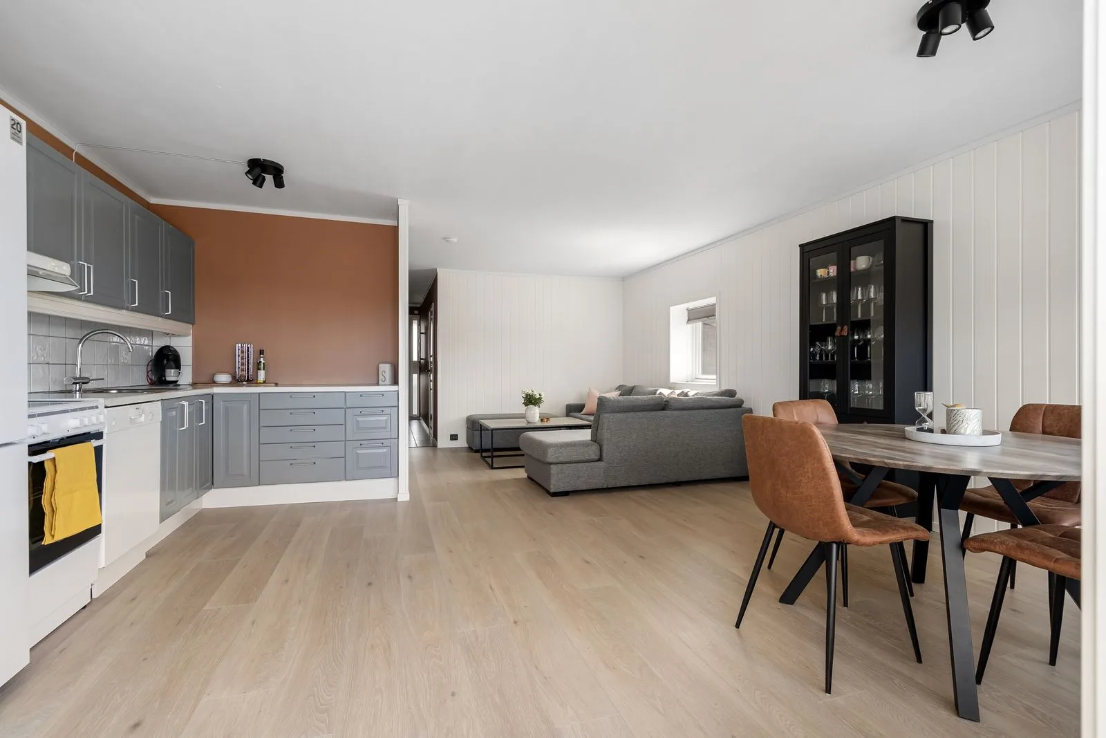 Appartement rénové à Nice, séjour et cuisine ouverte