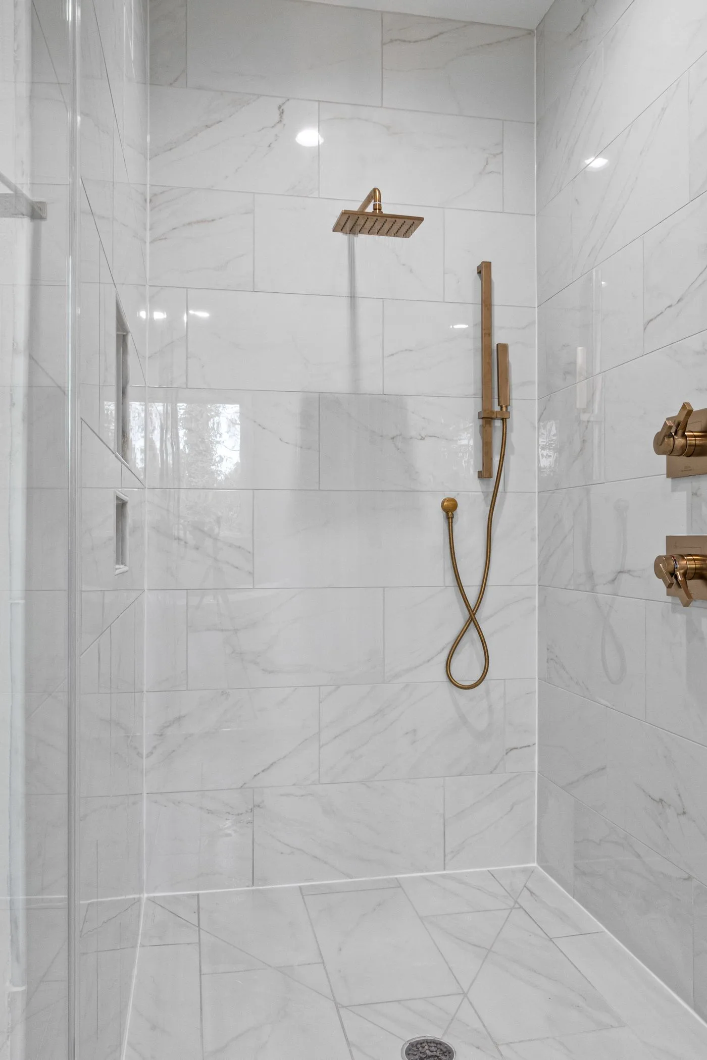 Douche à l'italienne en marbre blanc et robinetterie laiton, salle de bains à Nice
