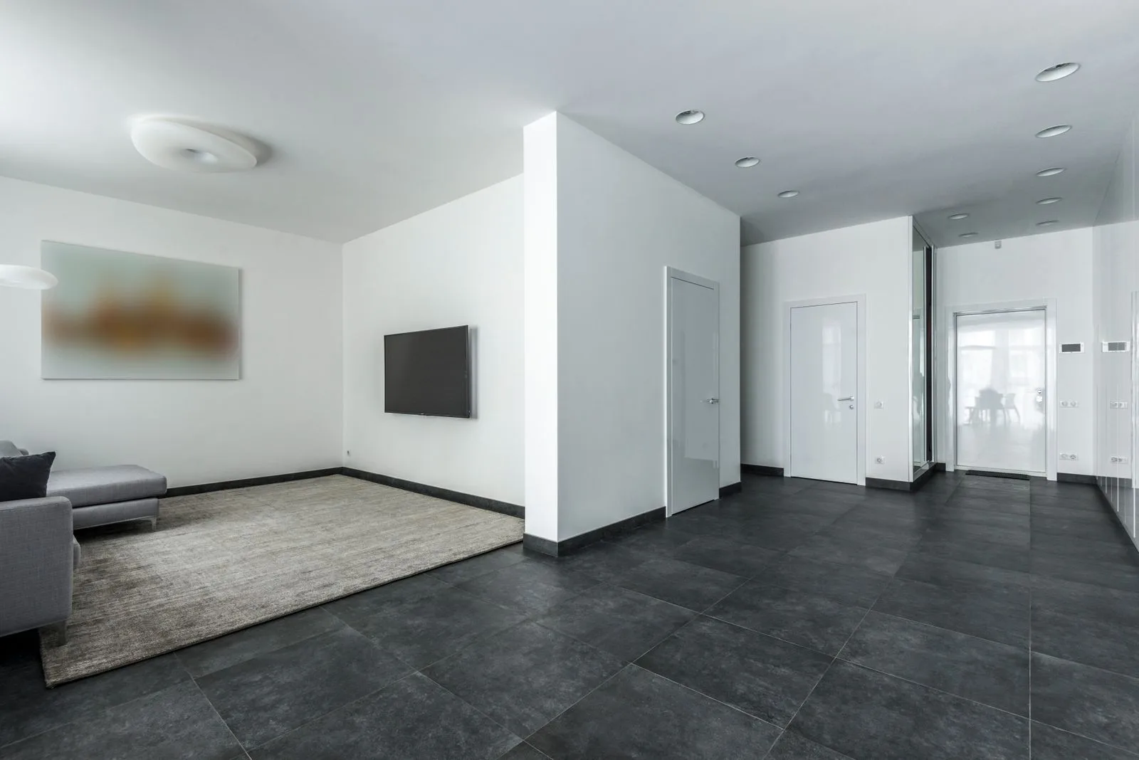 Séjour carrelé en grand format anthracite, appartement à Nice